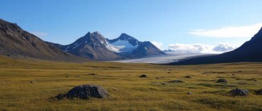Çorak kutup bölgelerinde engebeli dağlar ve açık mavi gökyüzünün altındaki uzak buzullar sergileniyor..