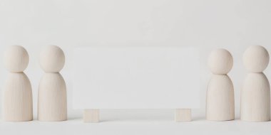 Oyulmuş ahşap heykelcikler boş bir afiş çerçevesi oluşturarak, promosyon mesajları veya sanatsal gösteriler için minimalist ama çekici bir zemin oluşturuyor. Temiz gölgeler estetik kaliteyi arttırır..