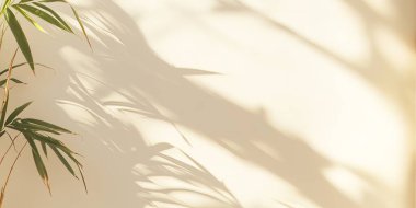 Bambu oymaları, temiz gölgelerle vurgulanmış, boş alanların kontrastını içeren çarpıcı bir afiş çerçevesi oluşturuyor. Sahne davetkar bir atmosferde sükuneti çağrıştırıyor..