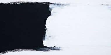 Çarpıcı bir pankartta kenarlarında parlak yağ lekeleri olan büyük bir siyah-beyaz kontrastı yer alıyor. Temiz gölgeler görsel etkiyi artırarak dinamik bir sanatsal yetenek yaratıyor..