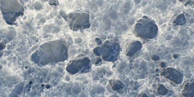 Bu doku, çeşitli kayalık oluşumları ve karmaşık desenleriyle meteorların büyüleyici yüzeyini sergiliyor. Her detay uzay enkazının tarihini ve yolculuğunu yakalar..