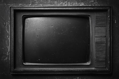 Eski moda CRT televizyon ekranı, geçmişteki teknolojinin anılarını canlandıran dokulu bir statik ekran sergiliyor. Aşınmış çerçeve, eserin klasik cazibesini ve nostaljik hissini arttırır..