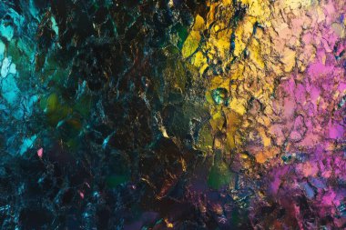 Çarpıcı bir holografik krom dokusu canlı renklerin bir karışımını içererek karmaşık bir desen oluşturur. Büyüleyici tasarım, dinamik görsel cazibesiyle izleyicileri cezbediyor..