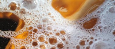 Su kabarcıkları hoş bir doku oluşturur, ışığı yansıtır ve rahatlatıcı bir atmosfer yaratır..