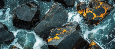 Dalgaların kayalık bir sahil şeridi boyunca kara kayalara çarpıp çarpması çarpıcı dokular oluşturur..