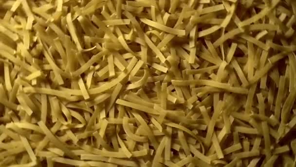 未煮熟的Tagliatelle Lungo意大利面以快速运动的顶部视图旋转 食物背景 生干的有机金色长通心粉质感 意大利食品 美食和文化近观 — 图库视频影像