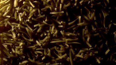 Pişmemiş Tagliatelle Lungo pastası. Üst manzara, düz yatak, sade anahtar, yemek arkaplanı. Işık gün doğumu ve günbatımı gibi hareket eder. Çiğ organik, uzun, organik makarna dokusu. İtalyan yemeği, mutfak ve...