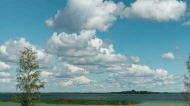Ukrayna 'daki Svityaz Adası manzaralı göl üzerindeki güzel kümülüs bulutlarının zamanı..