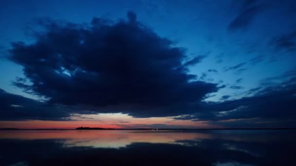 Timelapse Pôr Sol Céu Com Nuvens Costa Lago Svityaz Ucrânia — Vídeo de Stock