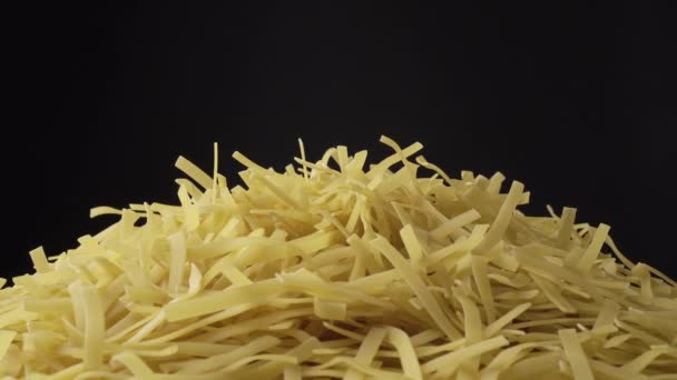Ongekookte Tagliatelle Lungo Pasta Draait Slow Motion Donkere Achtergrond Rauw — Stockvideo