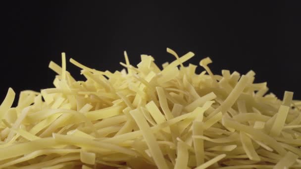 Ongekookte Tagliatelle Lungo Pasta Draait Slow Motion Donkere Achtergrond Rauw — Stockvideo
