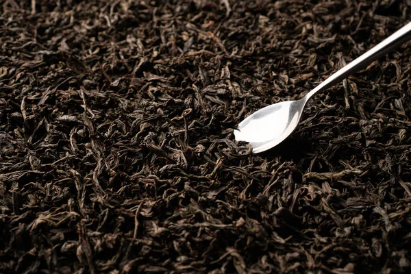 Čajová Lžička Sbírající Černý Čaj Volných Listů Podrobněji Zkoumaný Zblízka — Stock fotografie
