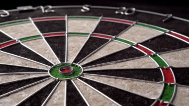 Üç ok dart tahtasına isabet etti. Şanssızlık. Dartların hiçbiri hedefin gözüne isabet etmedi. Kaybetme ve başarısızlık kavramı. Yakın çekim, açılı görünüm