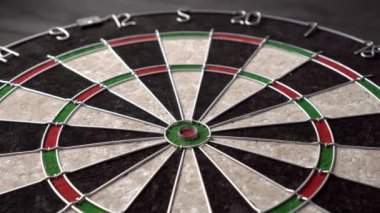 Üç ok dart tahtasına isabet etti. Şanssızlık. Dartların hiçbiri hedefin gözüne isabet etmedi. Kaybetme ve başarısızlık kavramı. Yakın çekim, açılı görünüm