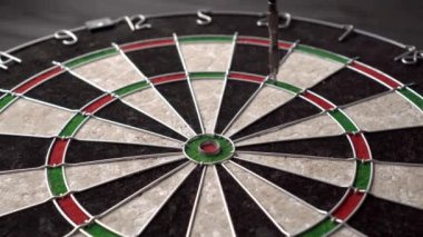 Üç ok dart tahtasına isabet etti. Şanssızlık. Dartların hiçbiri hedefin gözüne isabet etmedi. Kaybetme ve başarısızlık kavramı. Yakın çekim, açılı görünüm