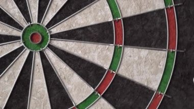 Dart tahtası hızla 360 derece döner. Kapat.