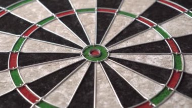 Dart tahtası yavaşça döner. Yakın çekim, açılı görünüm