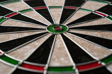 Yeni klasik sisal dart hedefi. Yakın plan, açı görünümü