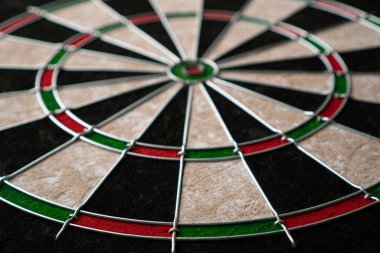 Yeni klasik sisal dart hedefi. Yakın plan, açı görünümü