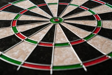 Yeni klasik sisal dart hedefi. Yakın plan, açı görünümü