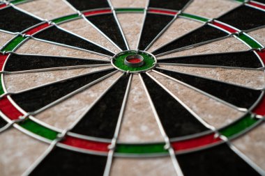 Yeni klasik sisal dart hedefi. Yakın plan, açı görünümü