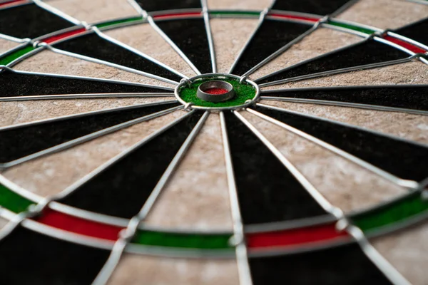 Yeni klasik sisal dart hedefi. Yakın plan, açı görünümü
