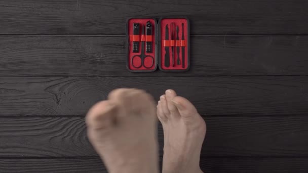 Manikür Pedikür Aletleriyle Kesilmiş Uzun Korkunç Tırnakları Olan Erkek Ayakları — Stok video