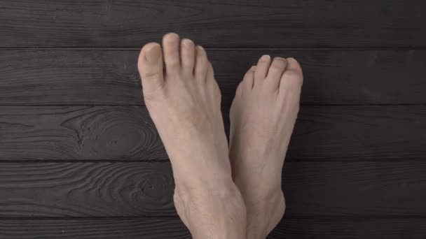Чоловічі Ноги Надзвичайно Довгими Жахливо Необрізаними Цвяхами Чорному Дерев Яному — стокове відео