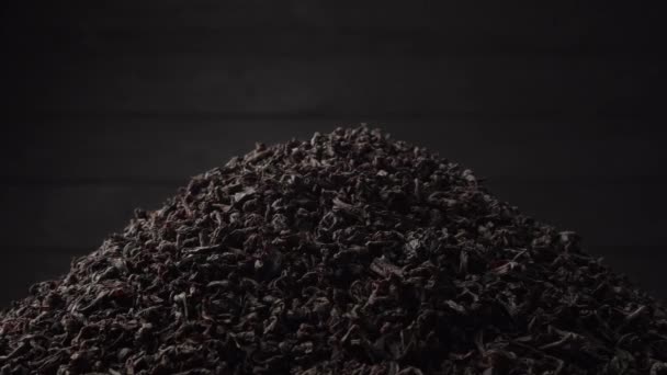 Bir Yığın Siyah Yelpaze Kırık Yaprak Çayı Koyu Siyah Arka — Stok video