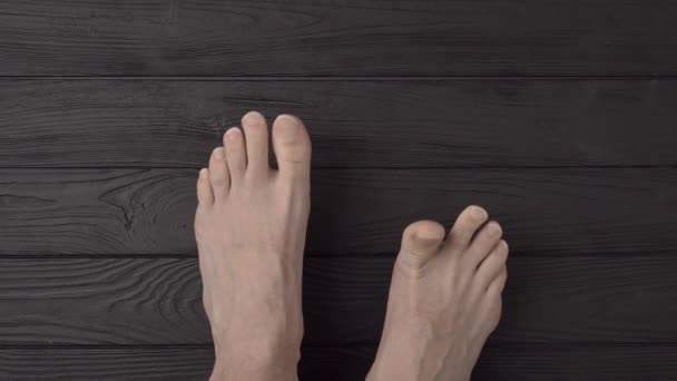 Manliga Fötter Med Enorma Långa Och Skrämmande Oklippta Naglar Med — Stockvideo