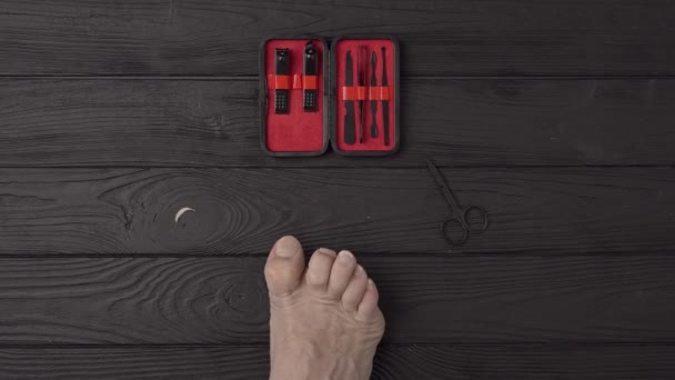 Manikür Pedikür Aletleriyle Süslenmiş Erkek Ayakları Tırnak Makası Makas Siyah — Stok video