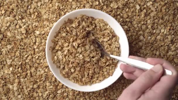 Fondo Cereales Con Tazón Blanco Avena Crujientes Cuchara Mano Sacar — Vídeos de Stock