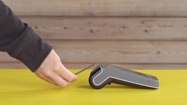 Modern kablosuz ödeme bankacılık POS terminali. NFC teknolojisiyle iletişim kurulamayan ödeme kavramı, terminalle bağlantı eksikliği veya sinyal eksikliği. Yaklaş, kenar görünüm, boşluğu kopyala