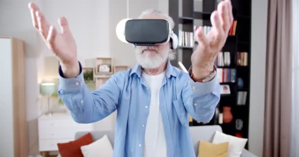 Starý Bělošský Dědeček Šedivými Vlasy Brýlemi Obličeji Stojí Útulném Obývacím — Stock video