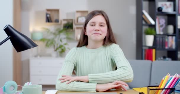 Camera Zooming Caucasian Pretty Small Teen Girl Sitting Desk Living — Stock Video
