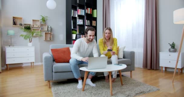 Veselý Mladý Běloch Manželský Pár Sedí Pohovce Útulném Obývacím Pokoji — Stock video