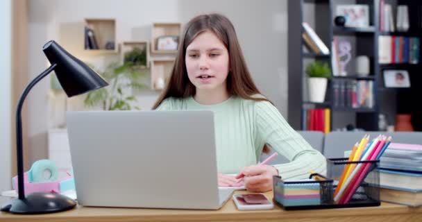 Bastante Caucásico Adolescente Chica Sentada Ordenador Portátil Videochat Tener Clase — Vídeos de Stock