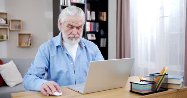 Vezető Férfi Író Ősz Hajjal Sms Ezik Billentyűzeten Laptop Számítógép — Stock videók
