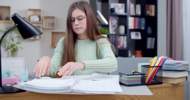 Pěkná Školačka Brýlích Sedící Stolem Píše Sešitu Učí Škola Doma — Stock video