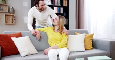 Genç ve yakışıklı bir adam büyüleyici güzel bir kadına yaklaşıyor. Sakin, şık erkek sarılıp yanaktan öpüyor çekici sarışın kadın. Oturma odasında el ele tutuşan sevimli bir çift. Çift kavramı.