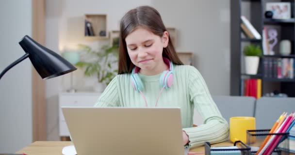 Blanke Tiener Mooi Meisje Met Koptelefoon Nek Spelen Laptop Computer — Stockvideo