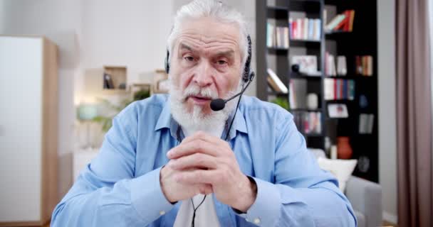 Retrato Homem Velho Caucasiano Com Cabelo Grisalho Fone Ouvido Sentado — Vídeo de Stock