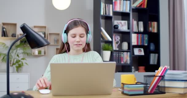 Adolescent Caucasien Jolie Fille Dans Les Écouteurs Jouer Sur Ordinateur — Video
