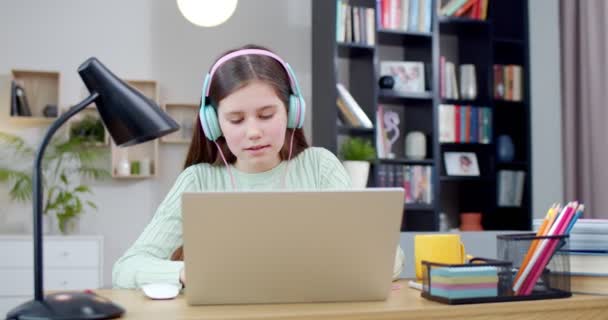 Vit Tonåring Ganska Leende Flicka Hörlurar Spelar Laptop Och Lyssnar — Stockvideo