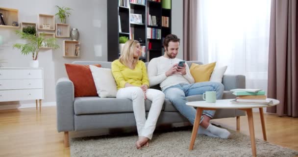 Yakışıklı Koca Akıllı Telefonda Mesajlaşıp Sohbet Ederken Karısı Tatmin Olmamış — Stok video
