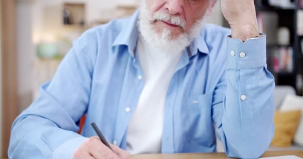 Homem Velho Caucasiano Sentado Mesa Acolhedora Sala Estar Escrevendo Caderno — Vídeo de Stock