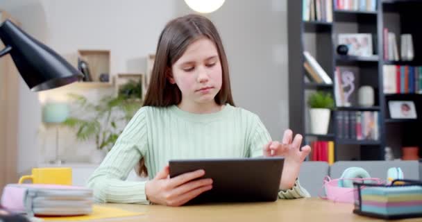 Aranyos Kaukázusi Tini Lány Íróasztal Kényelmes Nappaliban Játszik Tabletta Eszköz — Stock videók