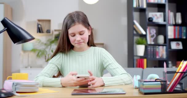 Hezký Kavkazský Teen Roztomilé Dívka Textování Chatování Mobilním Telefonu Zatímco — Stock video