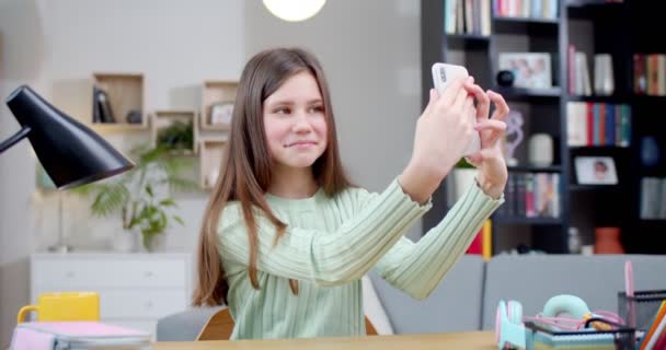 Glückliches Mädchen Macht Selfies Plaudert Mit Freunden Die Zimmer Sitzen — Stockvideo