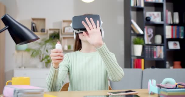 Tiener Meisje Speelt Spelletjes Headset Virtual Reality Helm Joystick Jong — Stockvideo